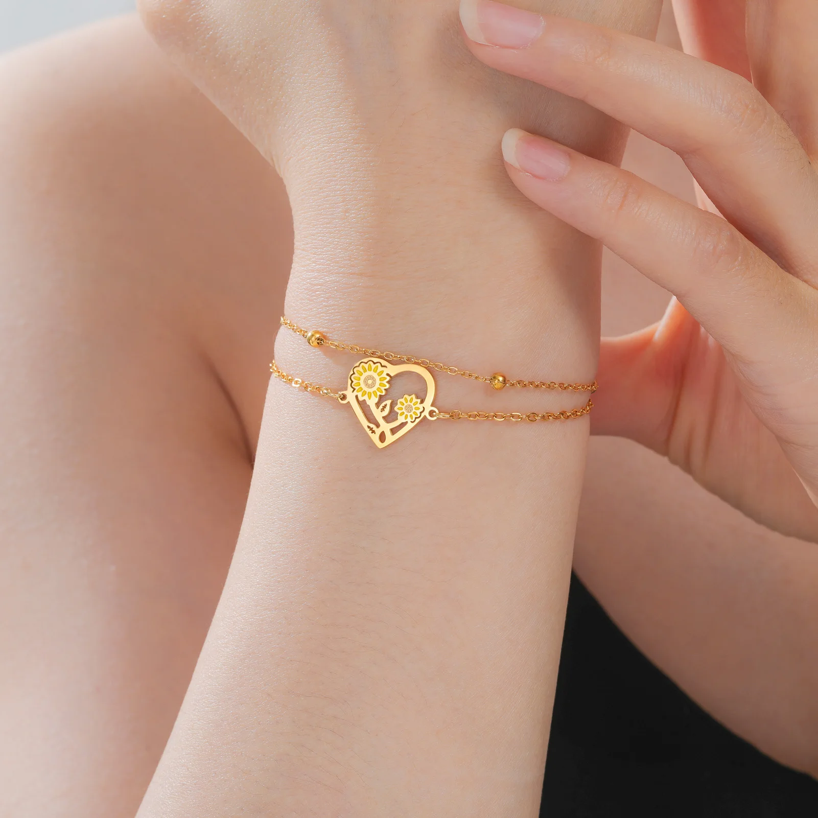 Kkjoy Herz-Sonnenblumen-Armband und Fußkettchen, Emaille-Edelstahlschmuck, zierlicher Blumenanhänger für Handgelenk und Knöchel, süßes Alltagsgeschenk für Damen – Detail 4