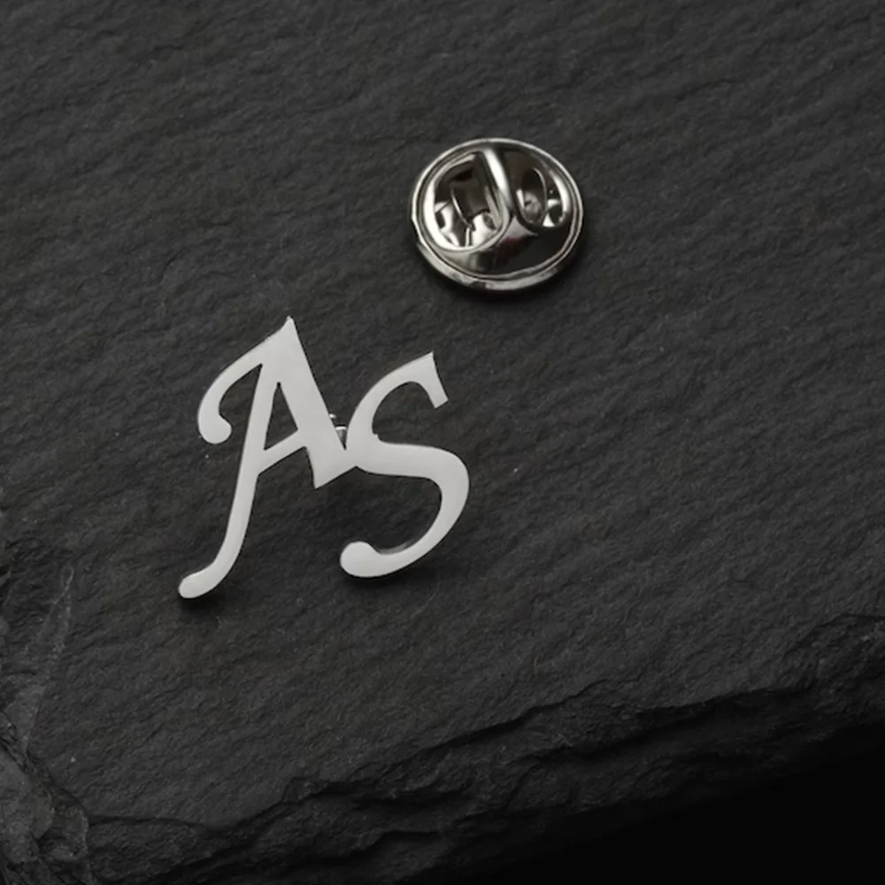 Брошь с инициалами на заказ для мужского костюма, повседневный свитер, пальто, персонализированные булавки с буквами, значок, именная табличка, брошь, ювелирные изделия