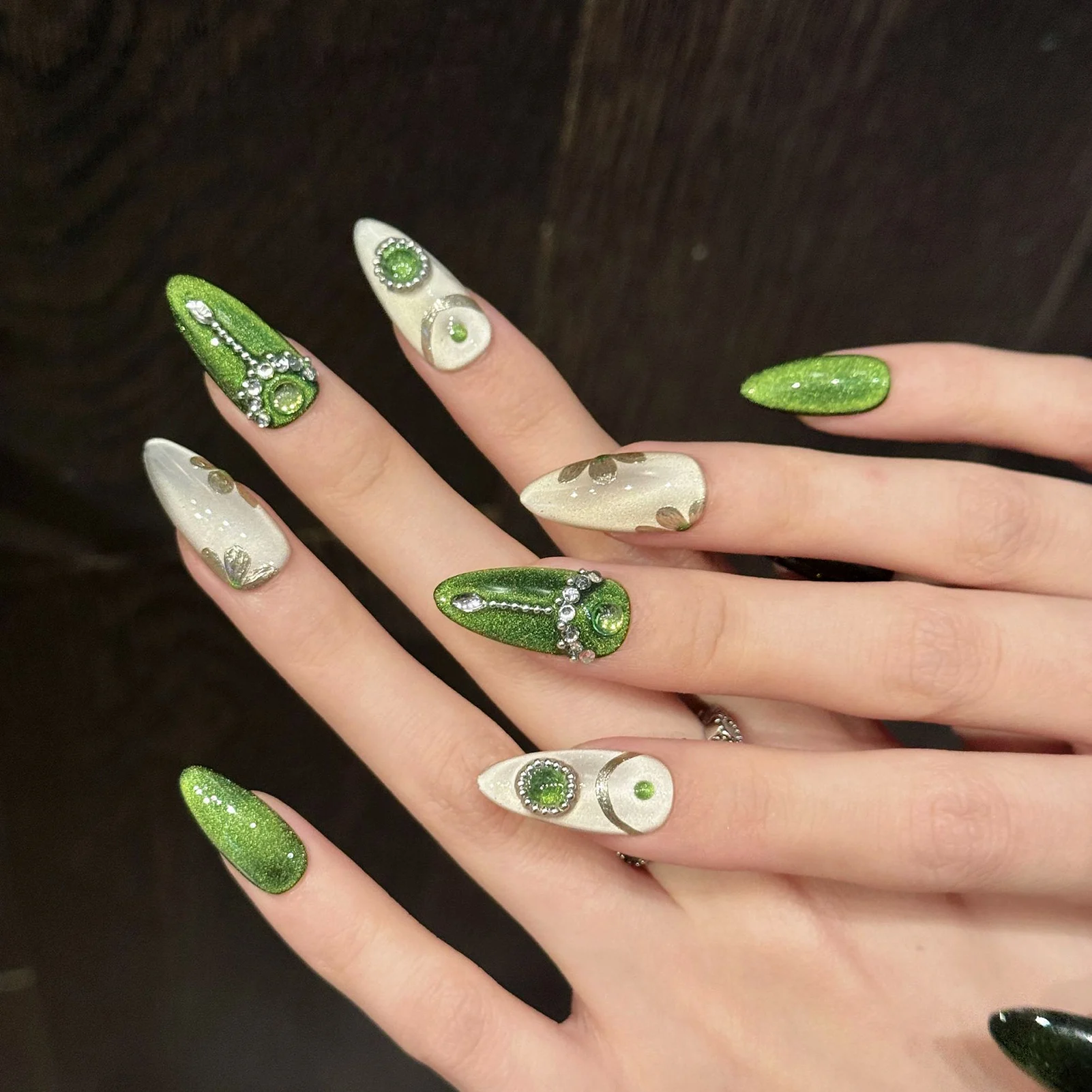 10 قطعة عين القط الأخضر اللامع اليدوية الأظافر كاذبة الساحرة الماس ديكور فتاة حار الأظافر وهمية غطاء كامل الصيف اضغط على الأظافر