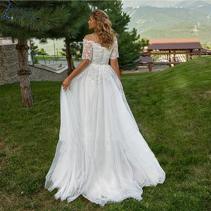 LAYOUT NICEB eleganti abiti da sposa Boho maniche corte con spalle scoperte in pizzo Applique abiti da sposa scollo a barca Plus Size Tulle muslimah Abito da sposa in stile bohémien Abito da sposa a maniche corte. Gran