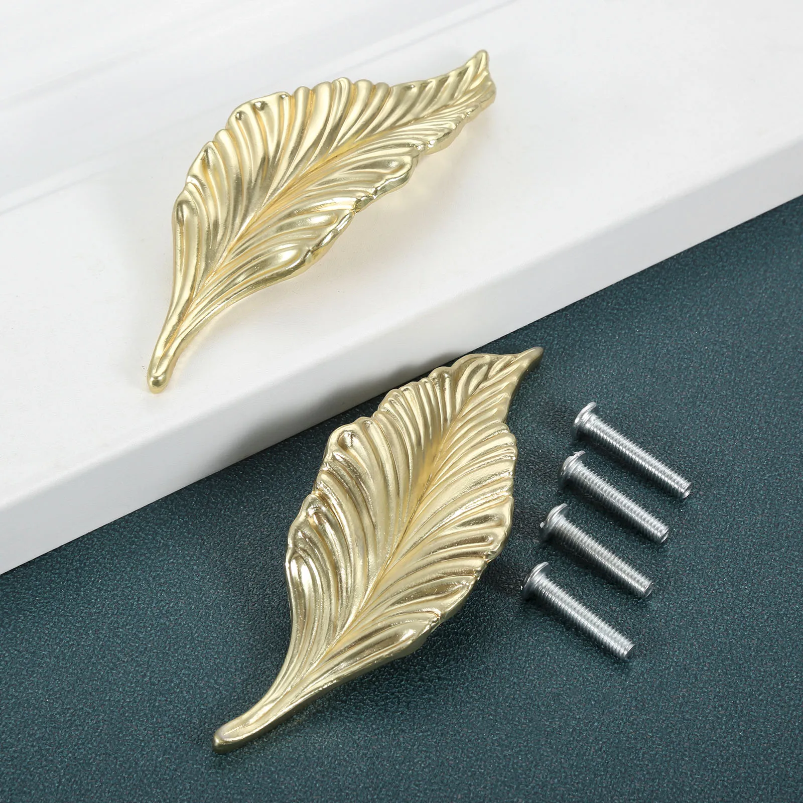 2 Stück Legierungsgriffe in Blattform, kreativer Pflanzenknopf mit Schraube, Vintage-Gold-Dekor für Schubladen, Schränke, Möbeltüren, 105 mm/4,13 Zoll