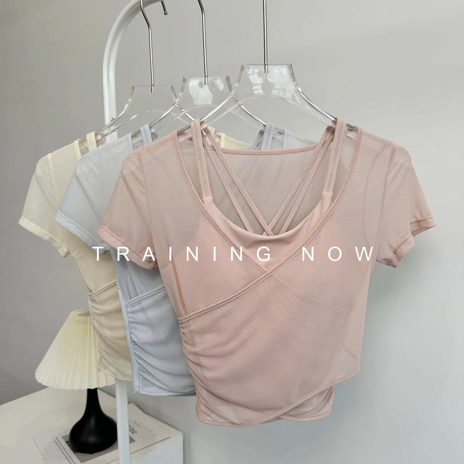 T-shirt sportiva da donna estiva a maniche corte con asciugatura rapida con imbottitura sul petto, top da yoga attillato, tuta da fitness per allenamento Pilates