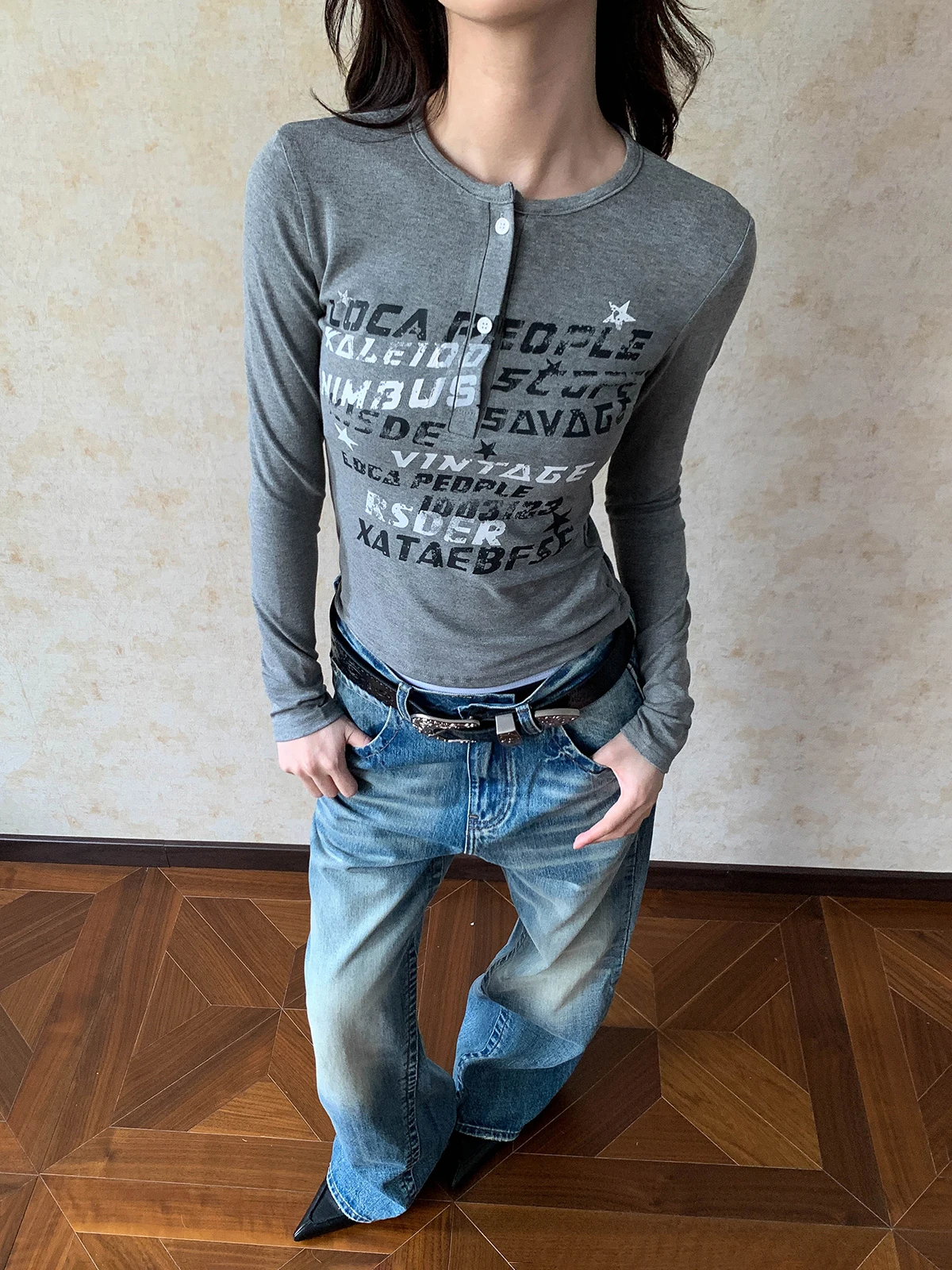 

Новая женская приталенная футболка с длинным рукавом и буквенным принтом в американском стиле, весенняя, из смесового хлопка, для ношения под одеждой