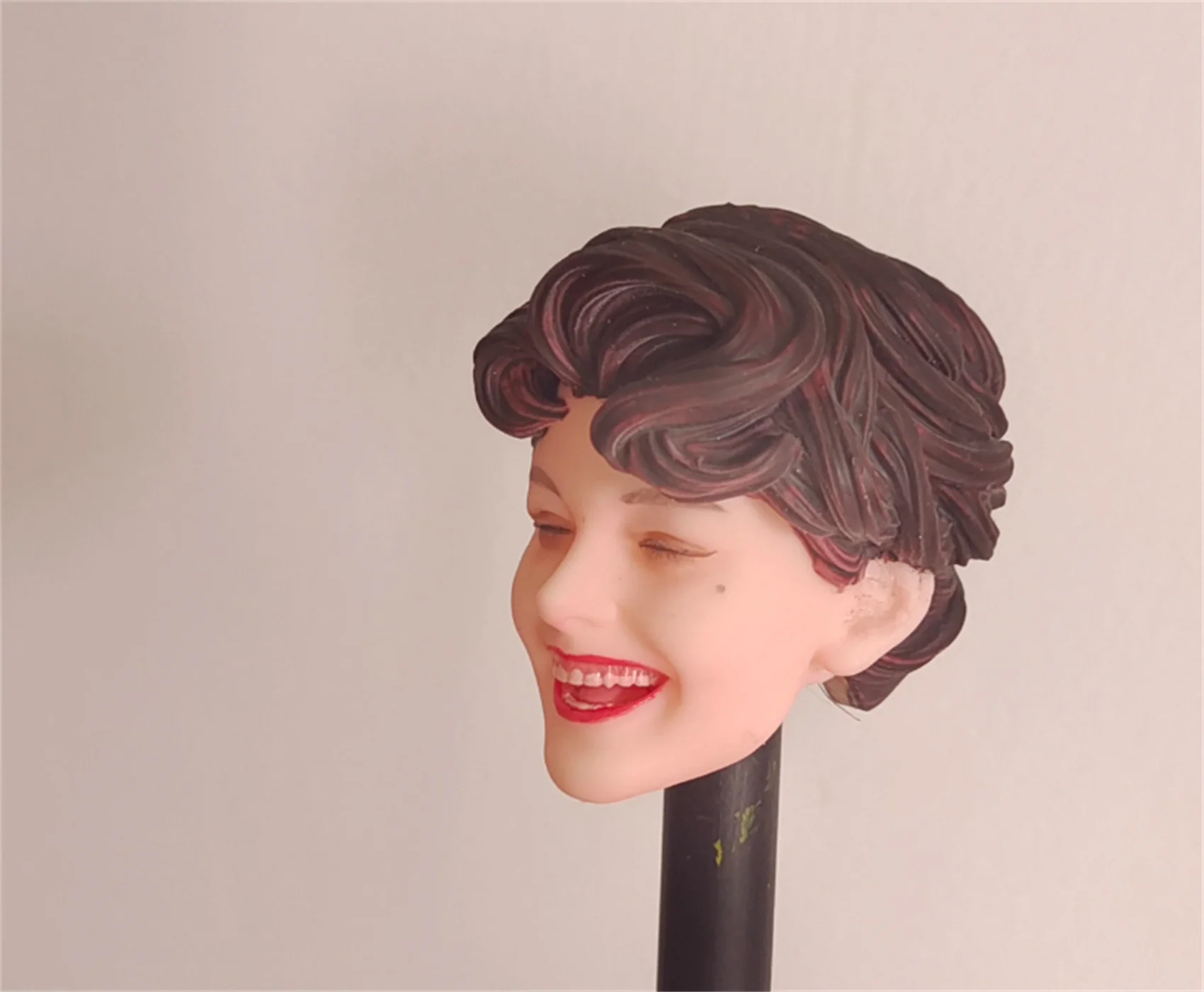 

Модель головы в масштабе 1/6: Счастливая милая девушка-солдатка с выражением лица для 12-дюймовых фигурок Phicen Tbleague