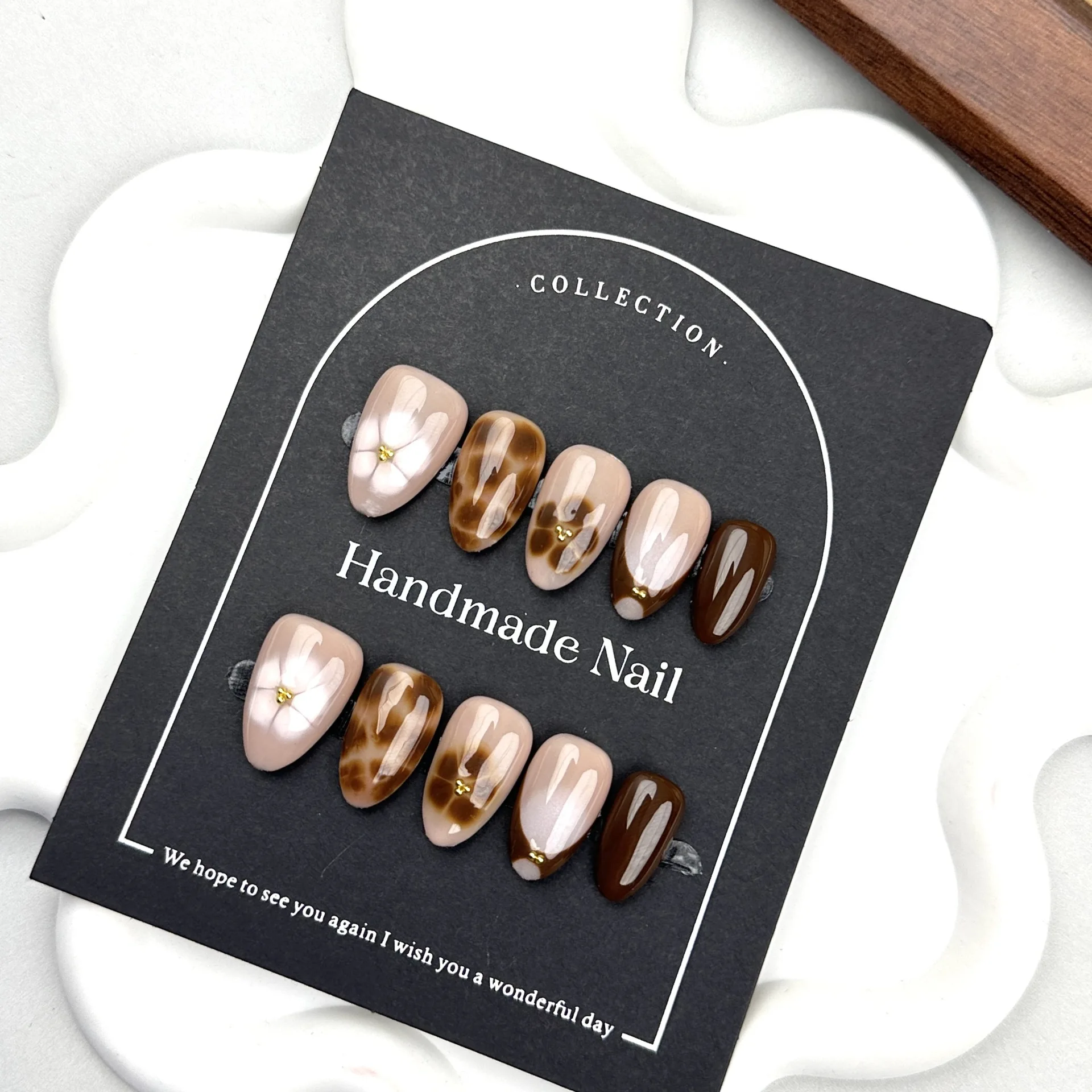 

Набор из 10 коричневых накладных ногтей с цветочным дизайном и эффектом размытия, ручной работы, короткие, в форме миндаля, французские, готовые к носке, с полным покрытием