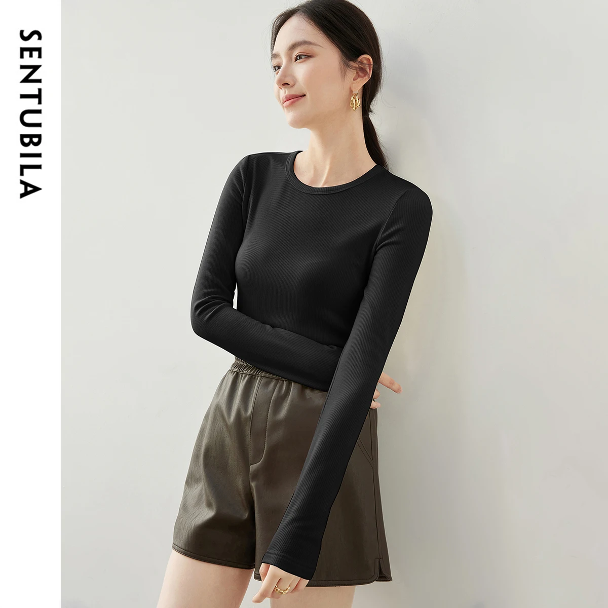 เสื้อยืด SENTUBILA รุ่น Simple Basics สำหรับผู้หญิง ฤดูใบไม้ผลิ/ฤดูใบไม้ร่วง ปี 2025 สีดำ ผ้าถัก แขนยาว เสื้อสวมหัว เสื้อยืด เสื้อผ้าผู้หญิง รุ่น 143T56855