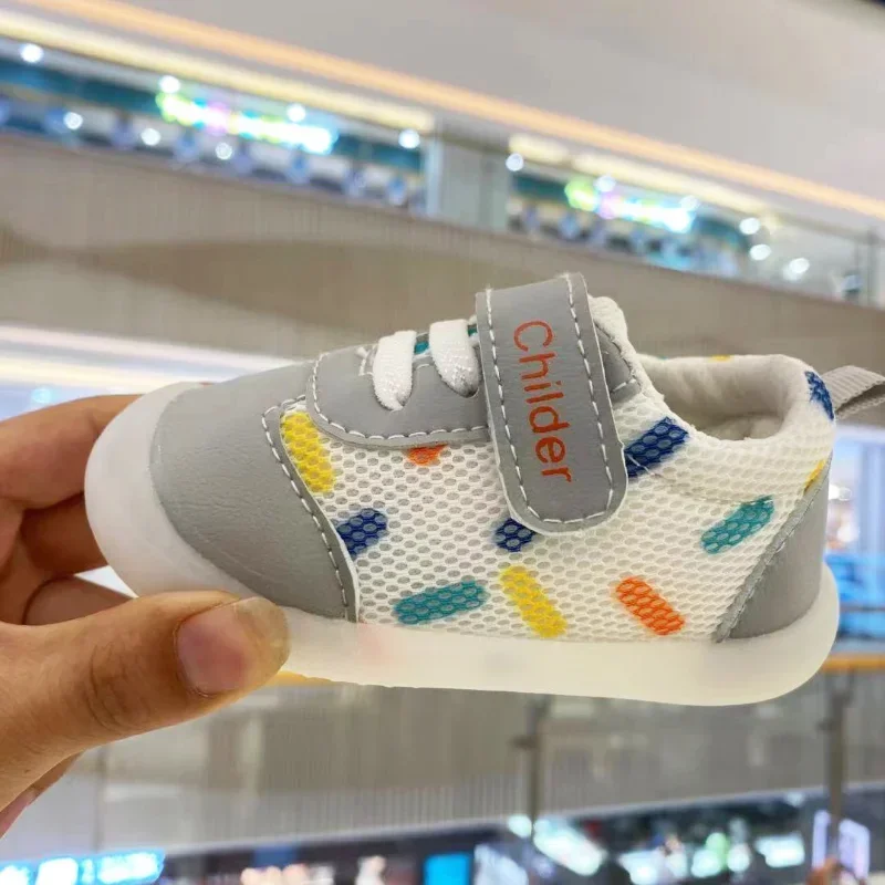 Sepatu jalan bayi, sneaker sol lembut jala bernafas bernafas Musim Semi/gugur 2024