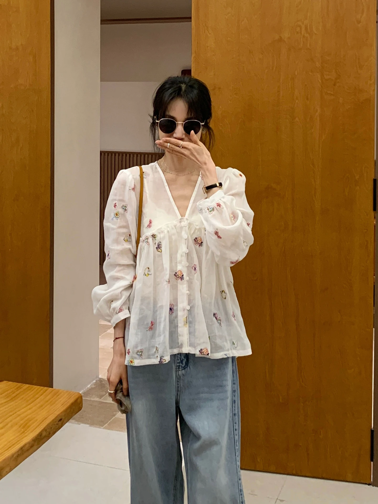 

BRIVIN White Embroidered Floral Long Sleeve Women's Shirt Spring Summer New Flax Loose Slimming Fashionable Top V-neck Butter...