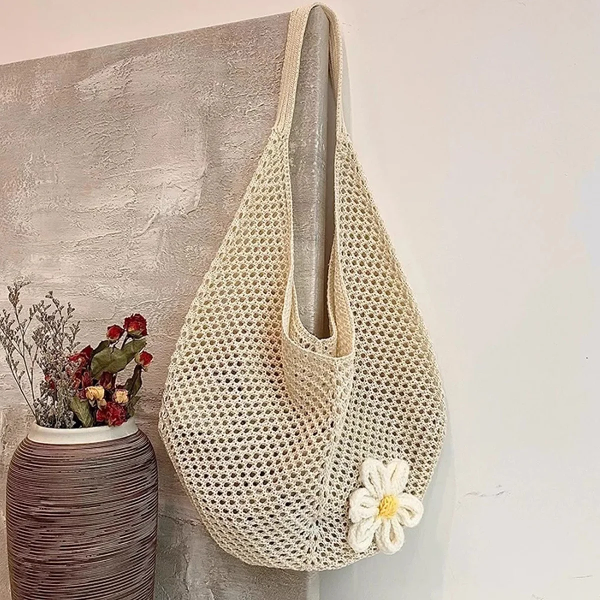 

1 Piece of Hollow-Out Knitted Large-Capacity Tote Bag, Decorated with Cute Large Flowers, Youthful and Fashionable, Suitable for Carrying Books, Tablets, Water Bottles, Cosmetics, and Clothing, Ideal for Beach Use, Daily Commuting, and Shopping Trips