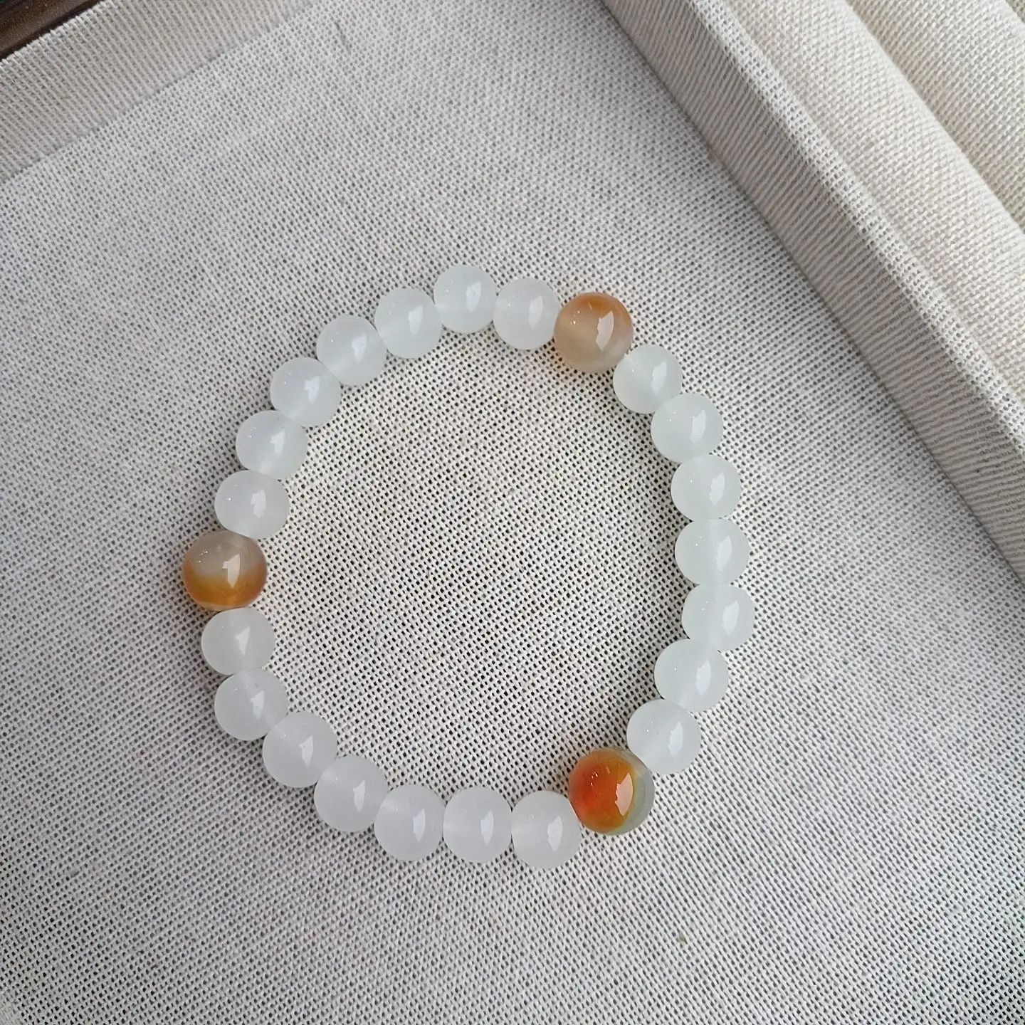 

This exquisite white glass round bead bracelet for women symbolizes good fortune and wealth. It is a perfect gift for family