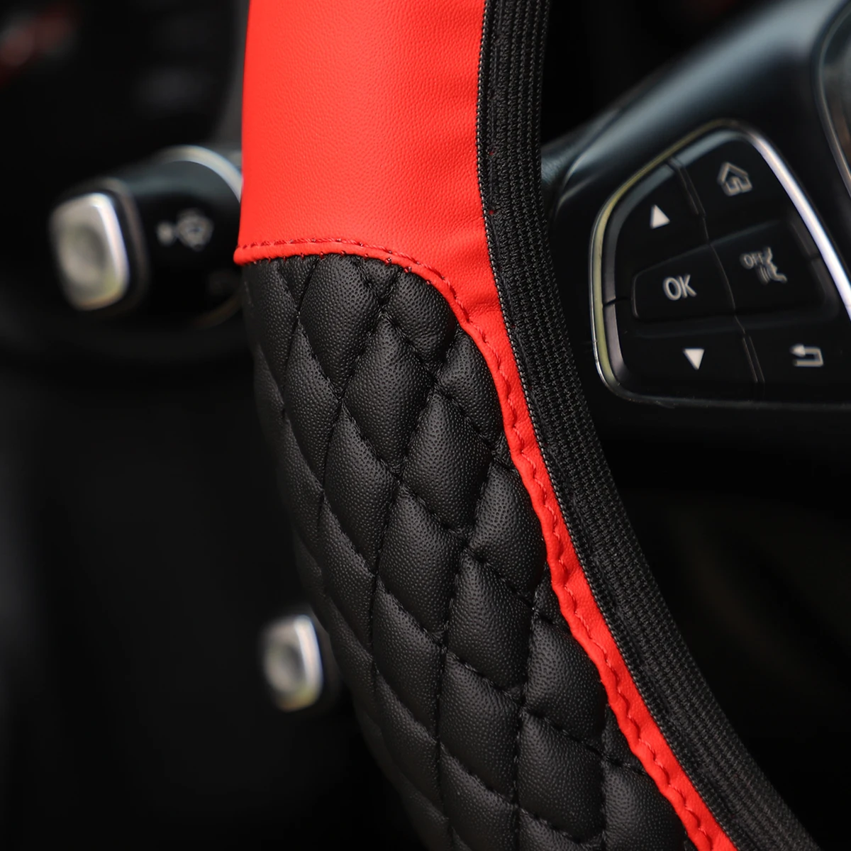 1 PU-Lenkradbezug mit bestickter Krone und künstlichen Diamanten, Bling-Bling-Leder-Lenkradbezug ohne Innenring, passend für 14,5-15 Zoll – Detail 9