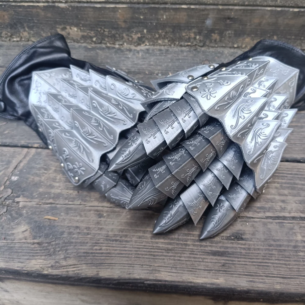 

Handmade silver dragon-shaped gloves made by 3D printing, suitable for parties, photoshoots, dance performances, comic conventio