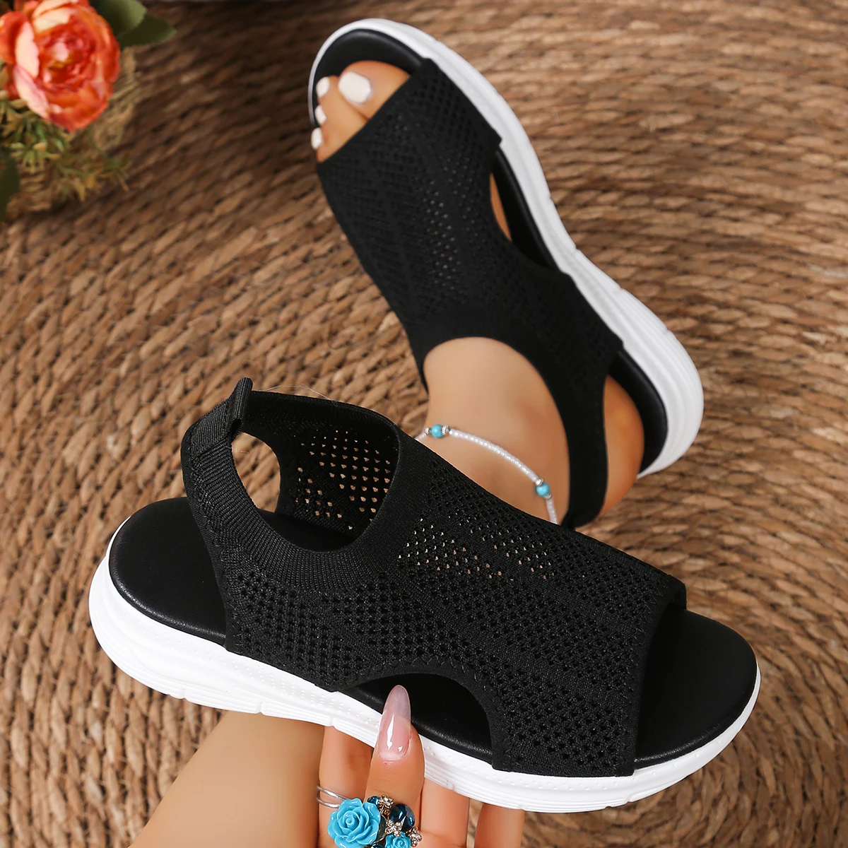 

Женские сандалии: удобные слипоны с дышащим трикотажным верхом, открытым носком, низким каблуком и прочной резиновой подошвой.