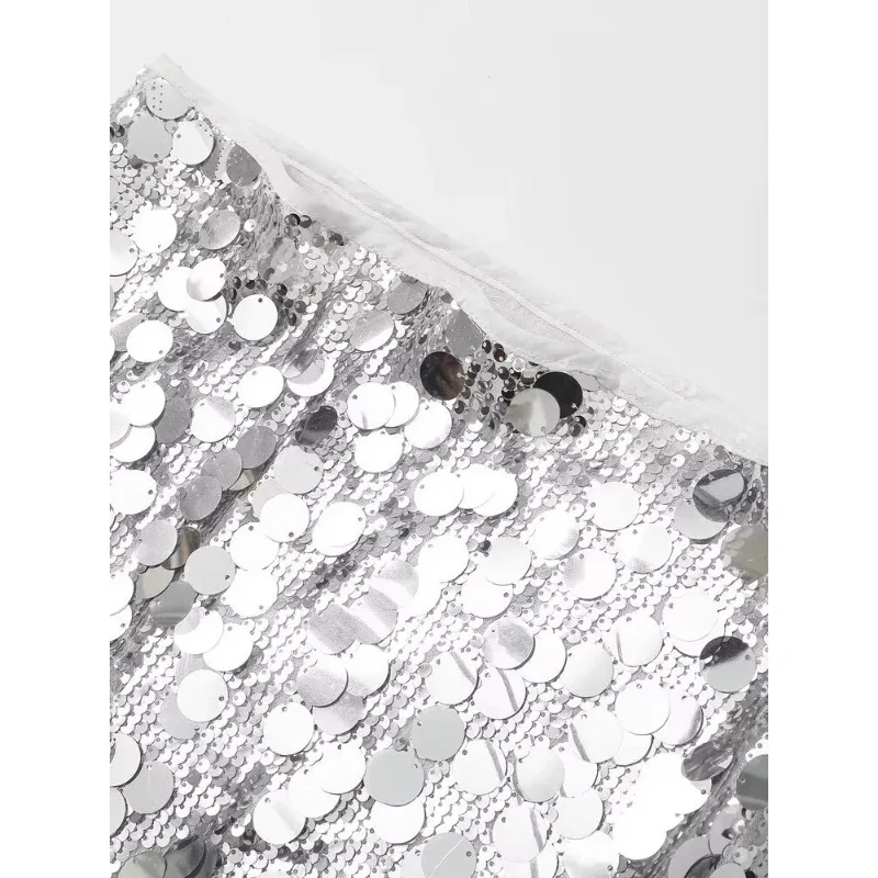 Gonna a trapezio con paillettes riflettenti sexy; gonna corta da ragazza calda che abbraccia i fianchi, mini-lunghezza.