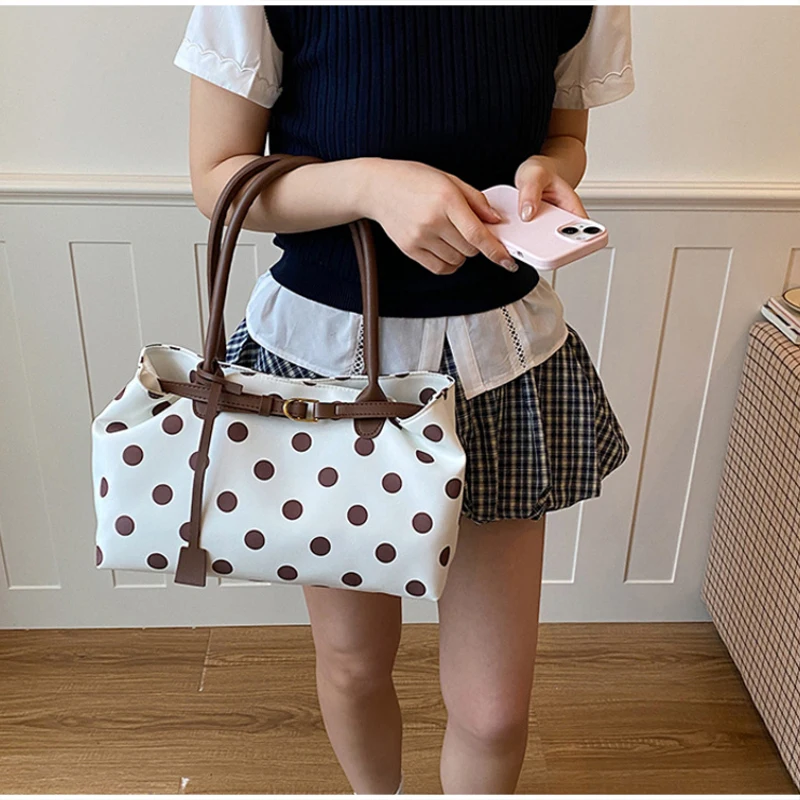 Neue koreanische stilvolle gepunktete Tragetasche, personalisierte lässige Schultertasche mit Gürteldekor, einfache, vielseitige Pendler-Unterarmtasche – Detail 13