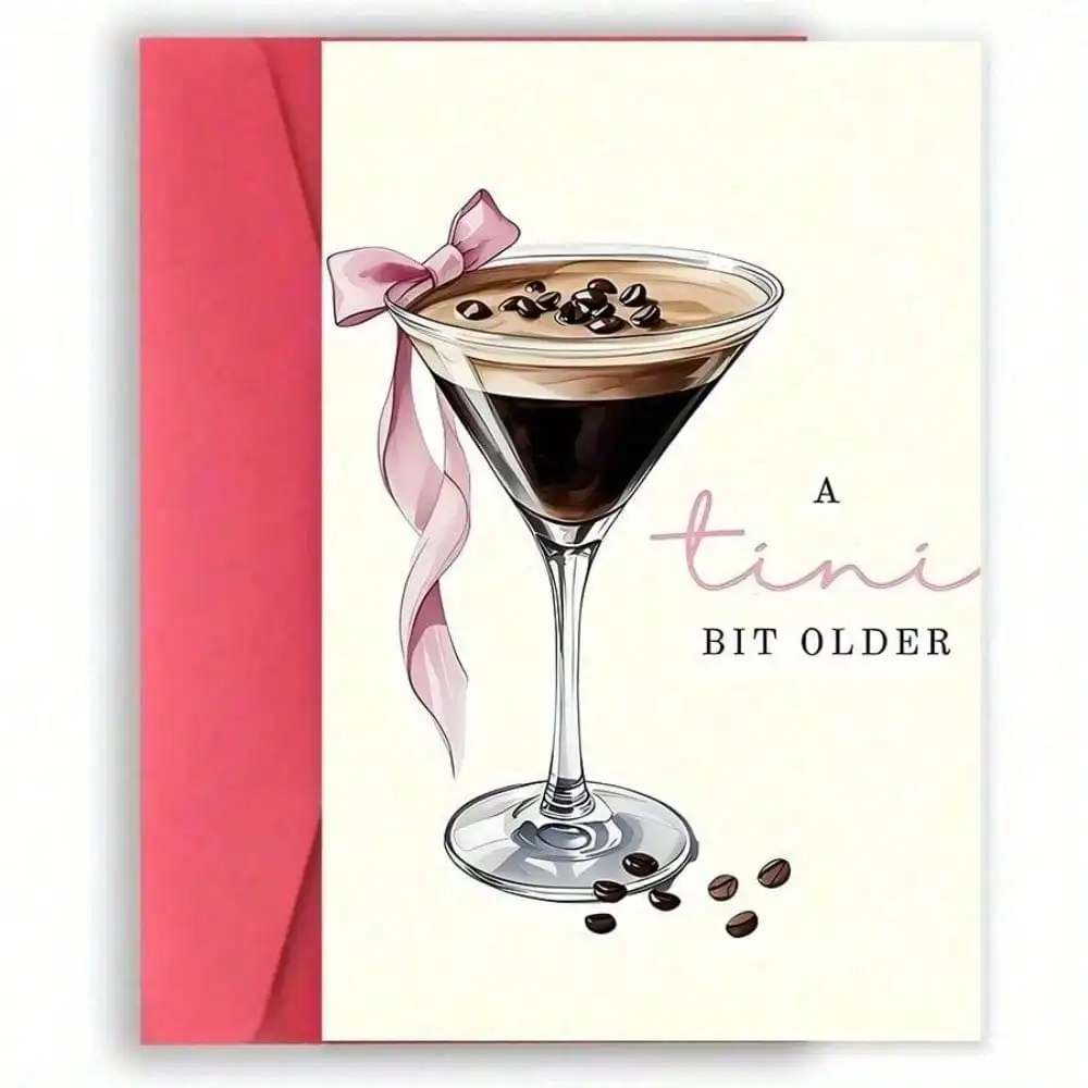 

Забавная открытка на день рождения с эспрессо-мартини — юмористический дизайн «A Little Bit Bigger» с кофейными зернами, сливками и розовыми бантиками