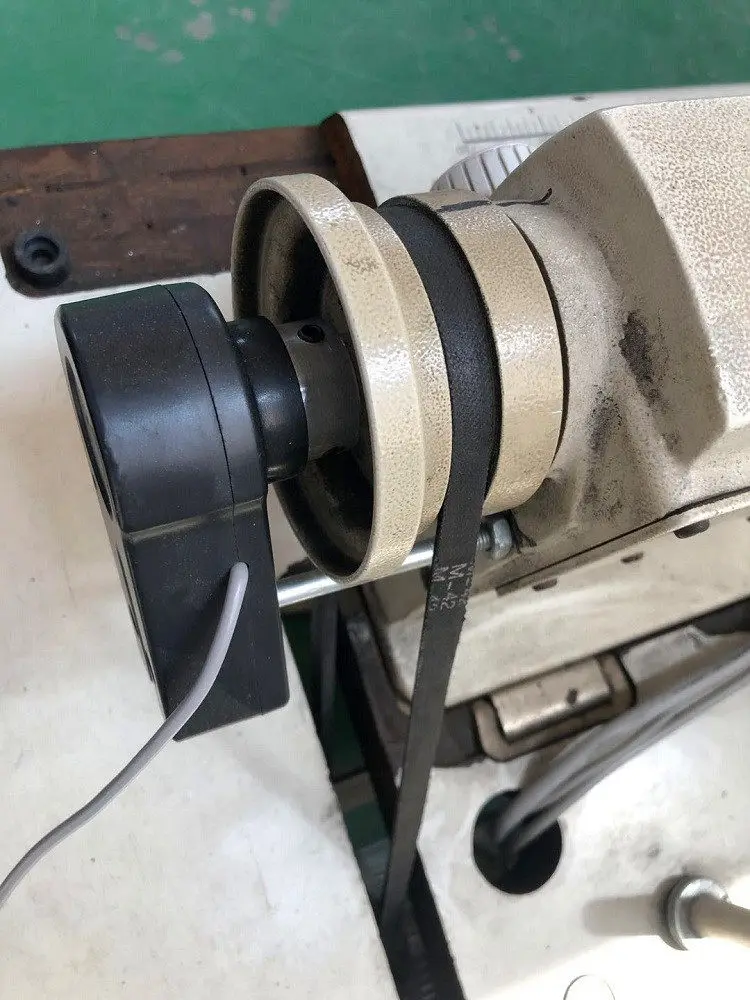 Old-fashioned industrial flat car high-head car sewing machine, energy-saving motor, external needle setter