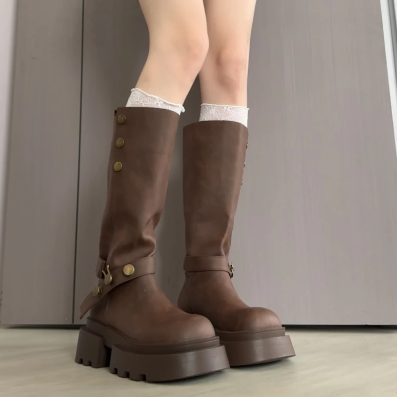

Зимние винтажные женские замшевые высокие сапоги на платформе на толстой подошве, лаконичные туфли с пряжкой на ремне, женские туфли без шнуровки, тонкие современные длинные боты