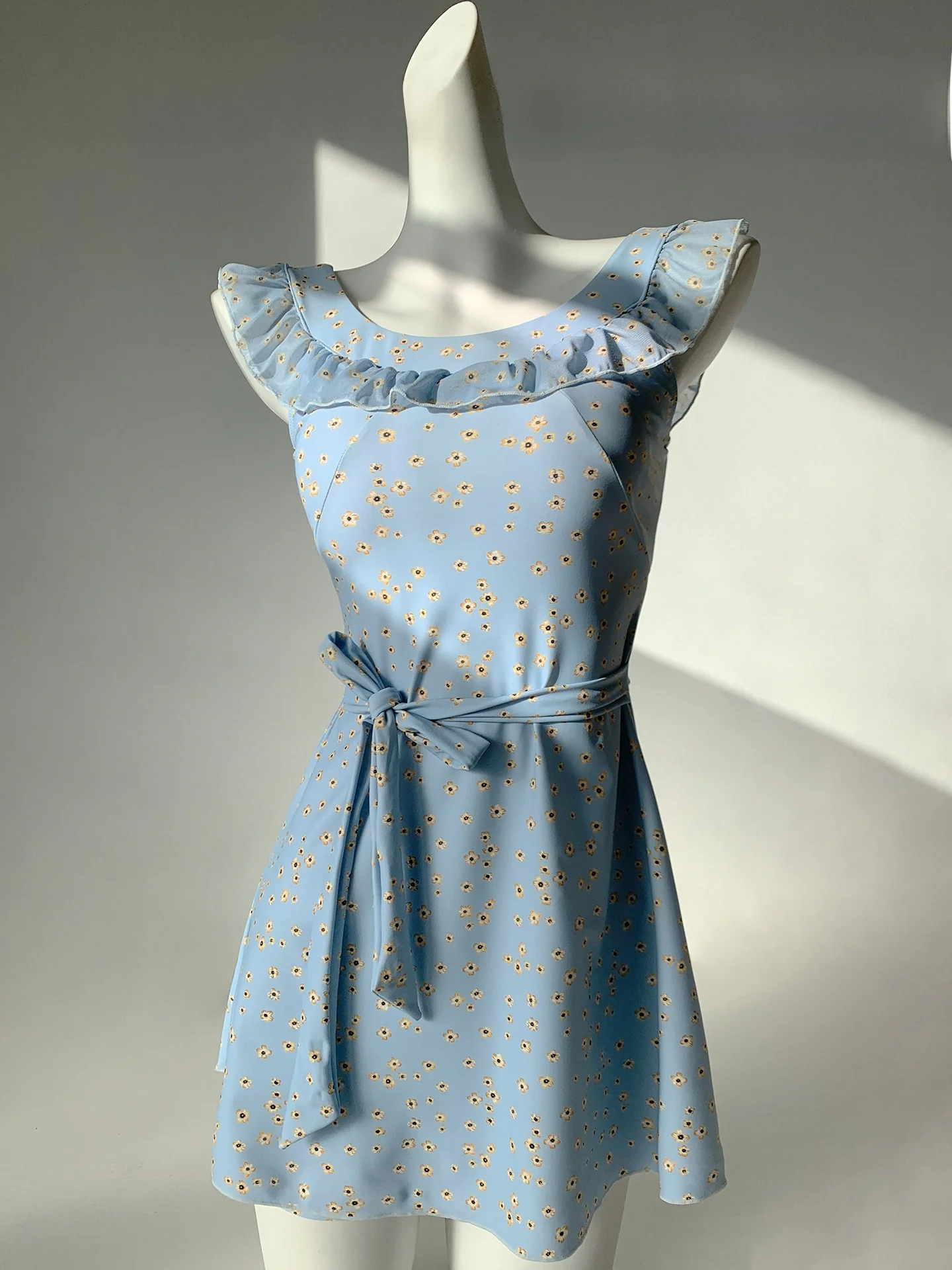 

Цельный купальник с узором в стиле ромашки, женский термокупальник, корректирующий фигуру, с круглым вырезом, без рукавов, для отдыха