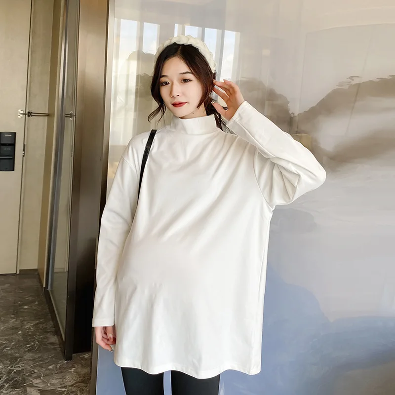 

A semi-high-neck base layer for women, paired with a thickened top for pregnant women