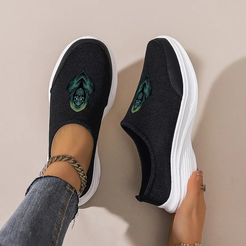 

Женские черные повседневные туфли без шнуровки: толстая подошва и дышащая сетка. Мультяшный принт, легкий вес для ежедневных поездок и прогулок.