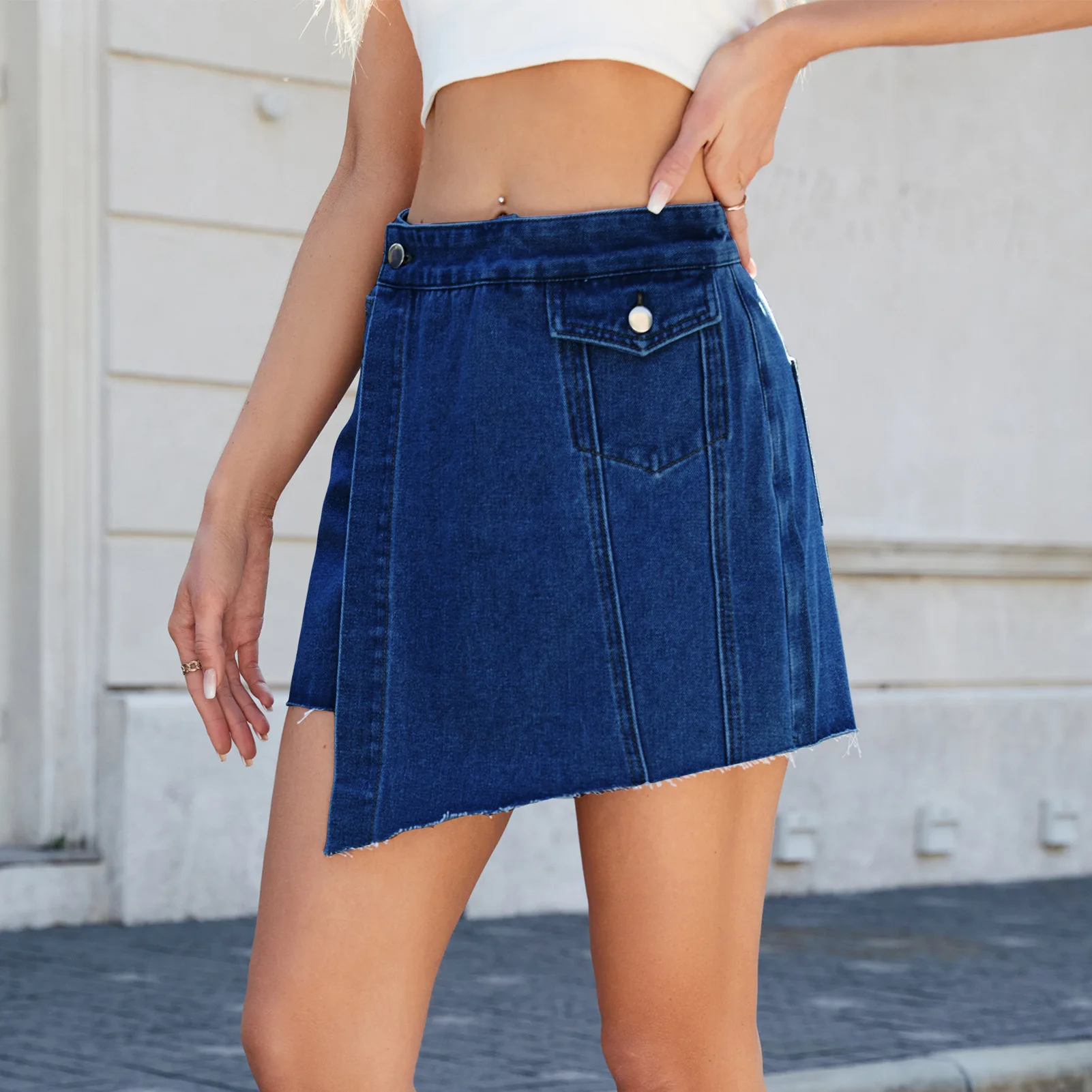Culottes in denim lavato con personalità irregolare Street Style, pantaloncini di jeans slim fit a vita alta casual di nuova moda estiva per le donne