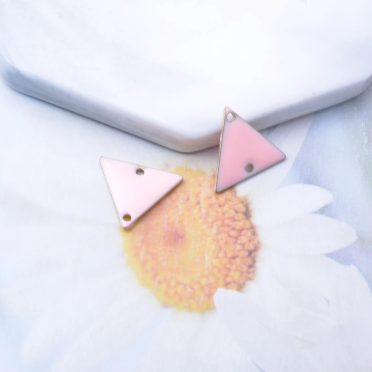 30 Stück 14*16mm Hochwertige Bunte Kupfer-Dreiecksverbinder mit Beidseitiger Emaille und Zwei Löchern für DIY-Schmuck- und Ohrringherstellung – Detail 3