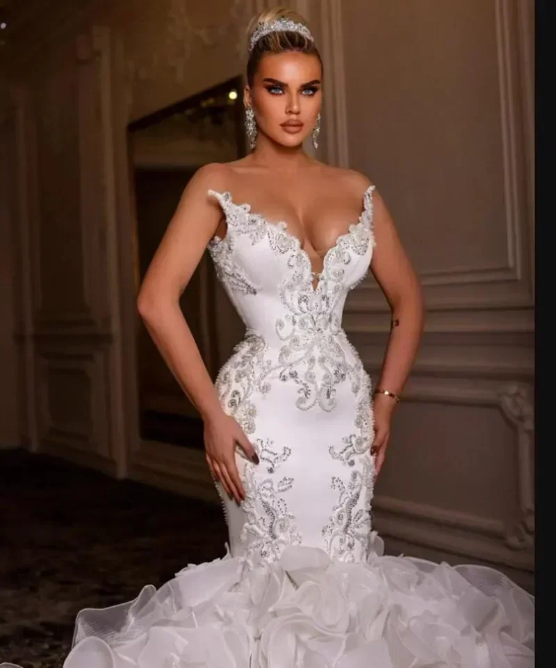 Suknia ślubna syrena z aplikacjami, koralikami, na ramiączkach spaghetti, z odkrytymi plecami, z organzy, z kaskadowymi falbanami, suknia ślubna.