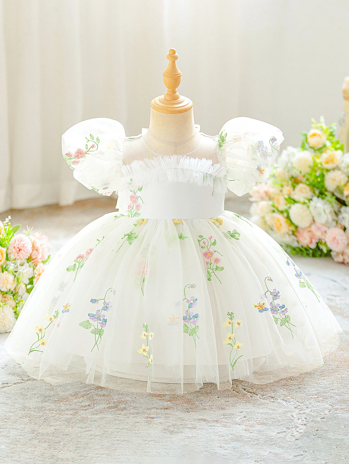 Baby Mädchen Kleid mit Blumenmuster, Puffärmel, elegantes Kleid, weißes Taufkleid, geeignet für die Versammlung von Geburtstagsfeiern – Detail 8