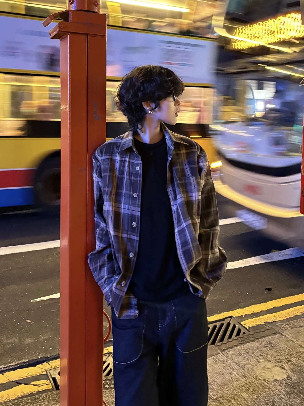 قميص رجالي كاجوال أمريكي بنمط مربعات وقصة فضفاضة بأكمام طويلة، مريح وعملي وقابل للتنفس مصنوع من ألياف البوليستر