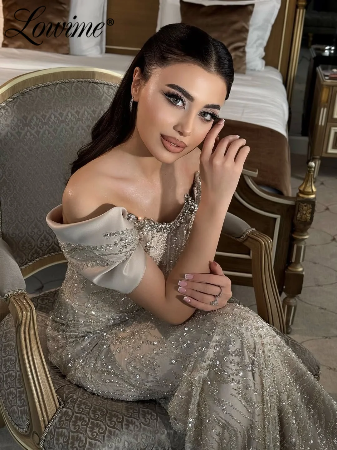 2026 Aangepaste champagne-avondjurken Saoedi-Arabië met kralen versierde kristallen bruiloftsjurk met overrok lange galajurk gewaden