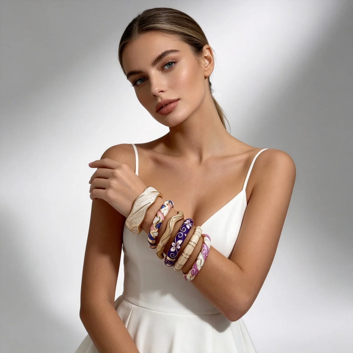 Retro-Ethno-Armband in Lila, Rosa und Weiß mit Emaille-Einsätzen für Damen und Herren, Geometrischer Statement-Armreif mit Blumenmuster – Detail 14