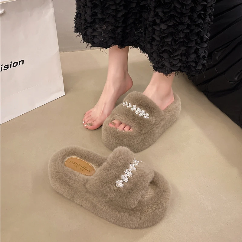 Pantofole invernali Nuove scarpe di cotone calde e antiscivolo Scarpe da donna con fondo piatto e suola spessa Decorazione superiore di lusso per