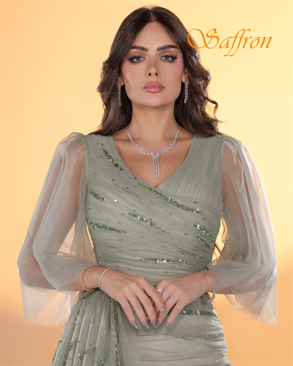 Elegancka suknia wieczorowa z dekoltem w serek na zamówienie i wykwintne suknie na specjalne okazje z organzy oraz delikatne sukienki imprezowe z rękawami 3/4.