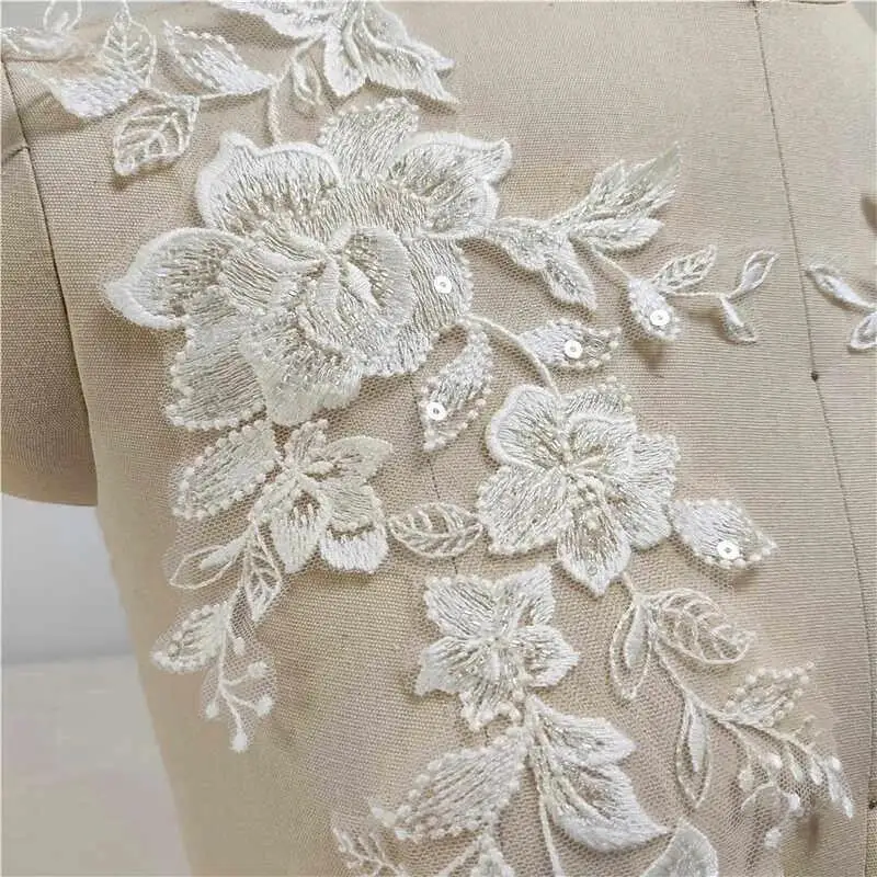 2 Stück, aufnähbare Spitzenapplikationen, weißer Spitzenstoff, 3D-Blumen, Quasten, Perlen, Strasssteine, bestickte Applikationen für Brautkleider, zum Selbermachen, zur Dekoration. – Detail 2