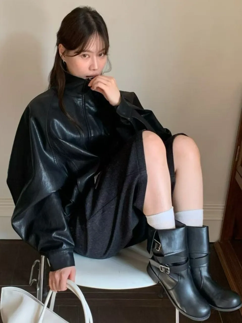 Jaqueta de Couro Fena Estilo Coreano com Gola Alta e Manga Morcego, Design Retrô Versátil em Couro PU Preto Sensação Outo...