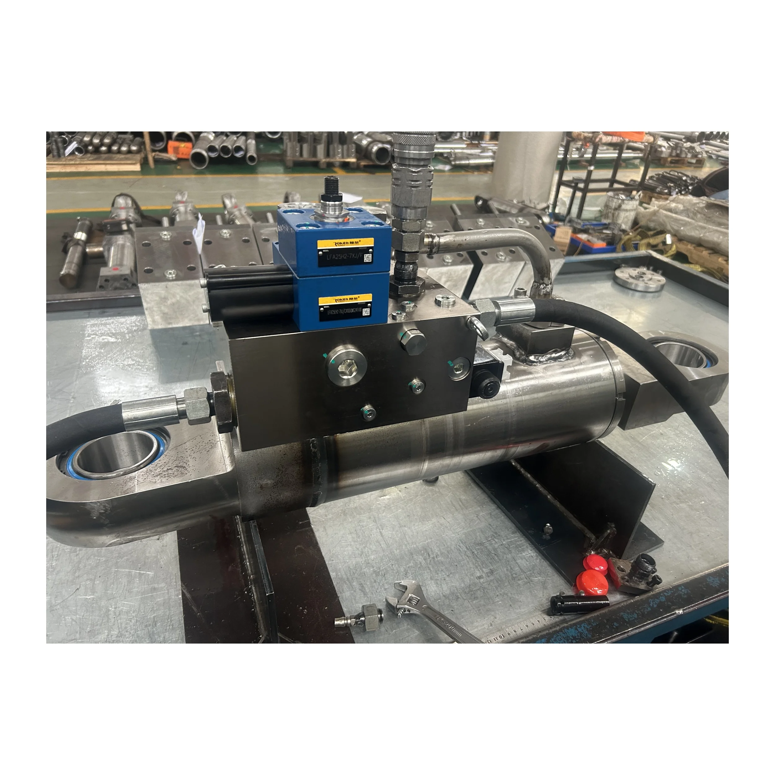 

Гидравлический цилиндр Sun Valve 160/100-258 для самосвала с максимальным ходом 2500 мм