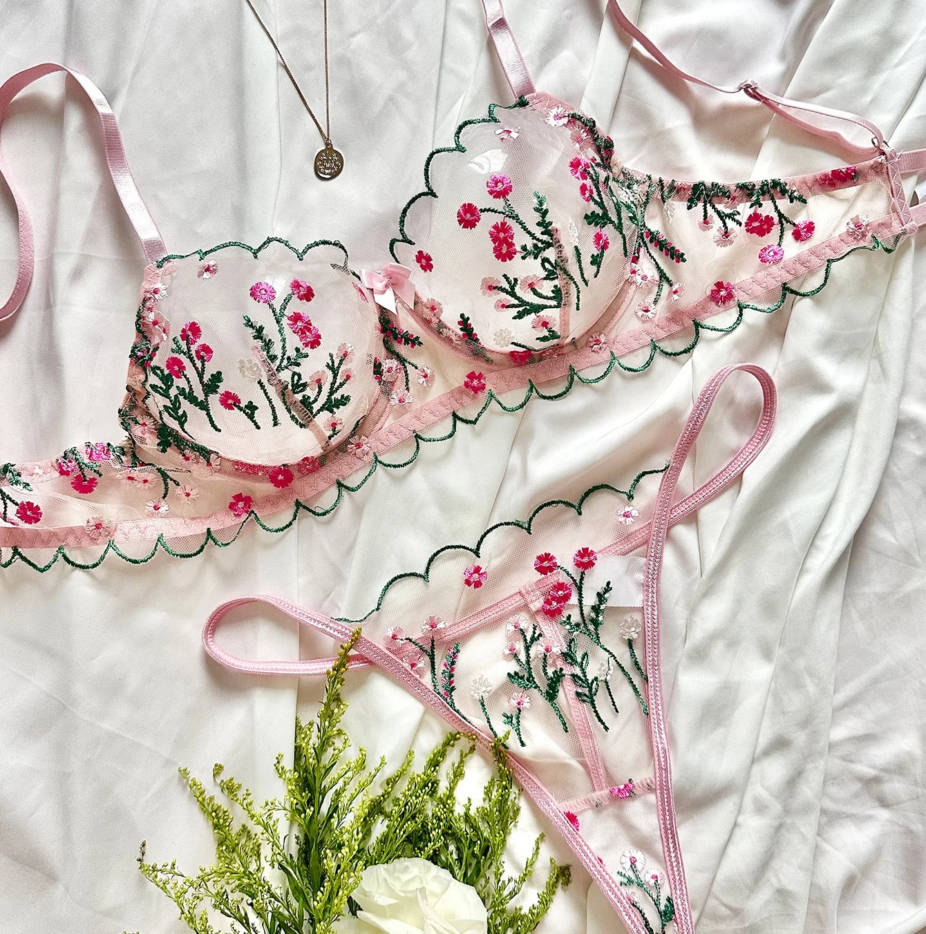 

Комплект женского сексуального белья с цветочной вышивкой: прозрачный сетчатый бюстгальтер и стринги с цветочным узором, комфортный, 1540