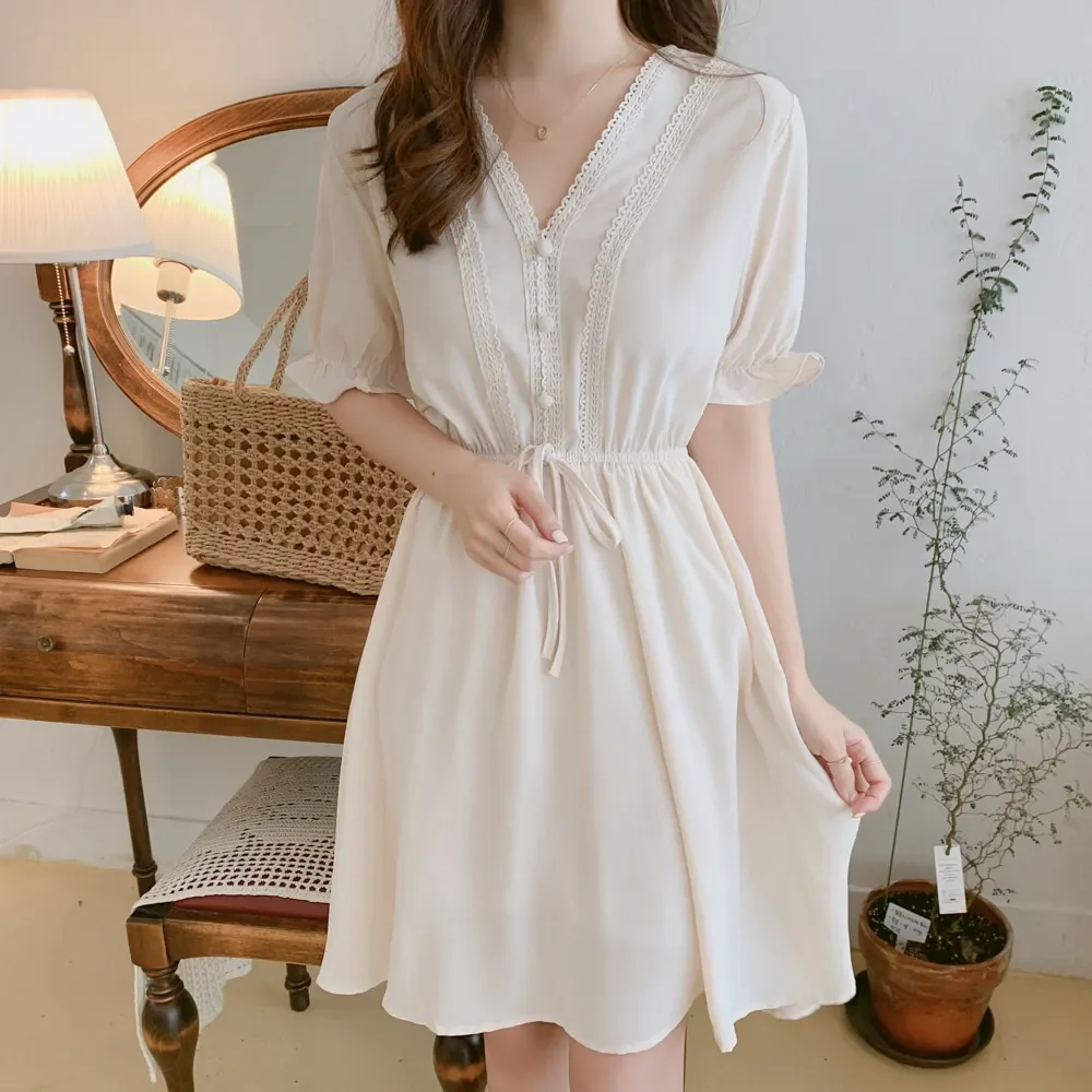 فساتين قصيرة لطيفة للسيدات صيفية بأكمام قصيرة وخصر نحيف على شكل حرف A تصميم على الطراز الياباني فستان قميص بأزرار بيضاء من الدانتيل