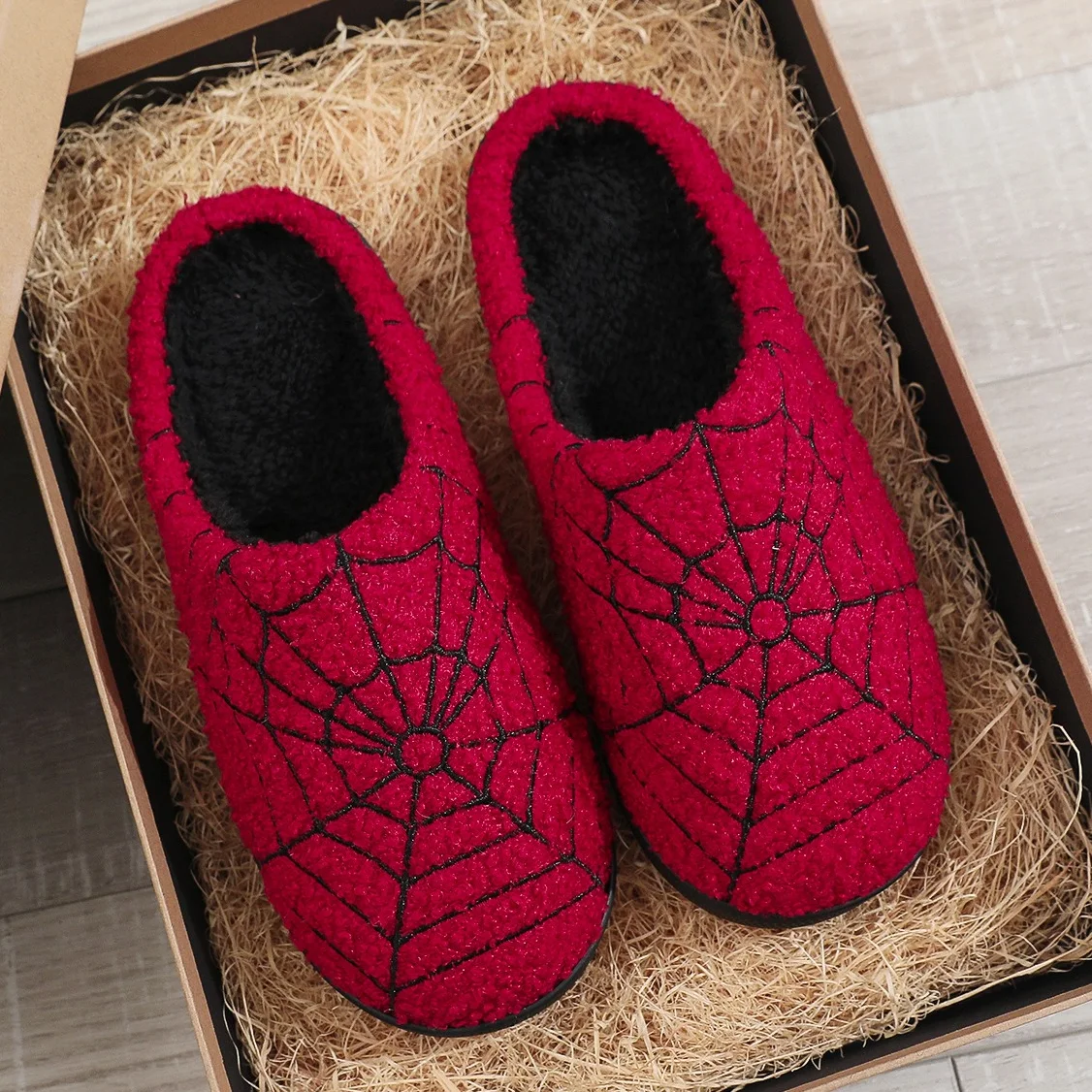 Men Shoes Red Tape - Halloweenowe czerwone pluszowe kapcie z motywem