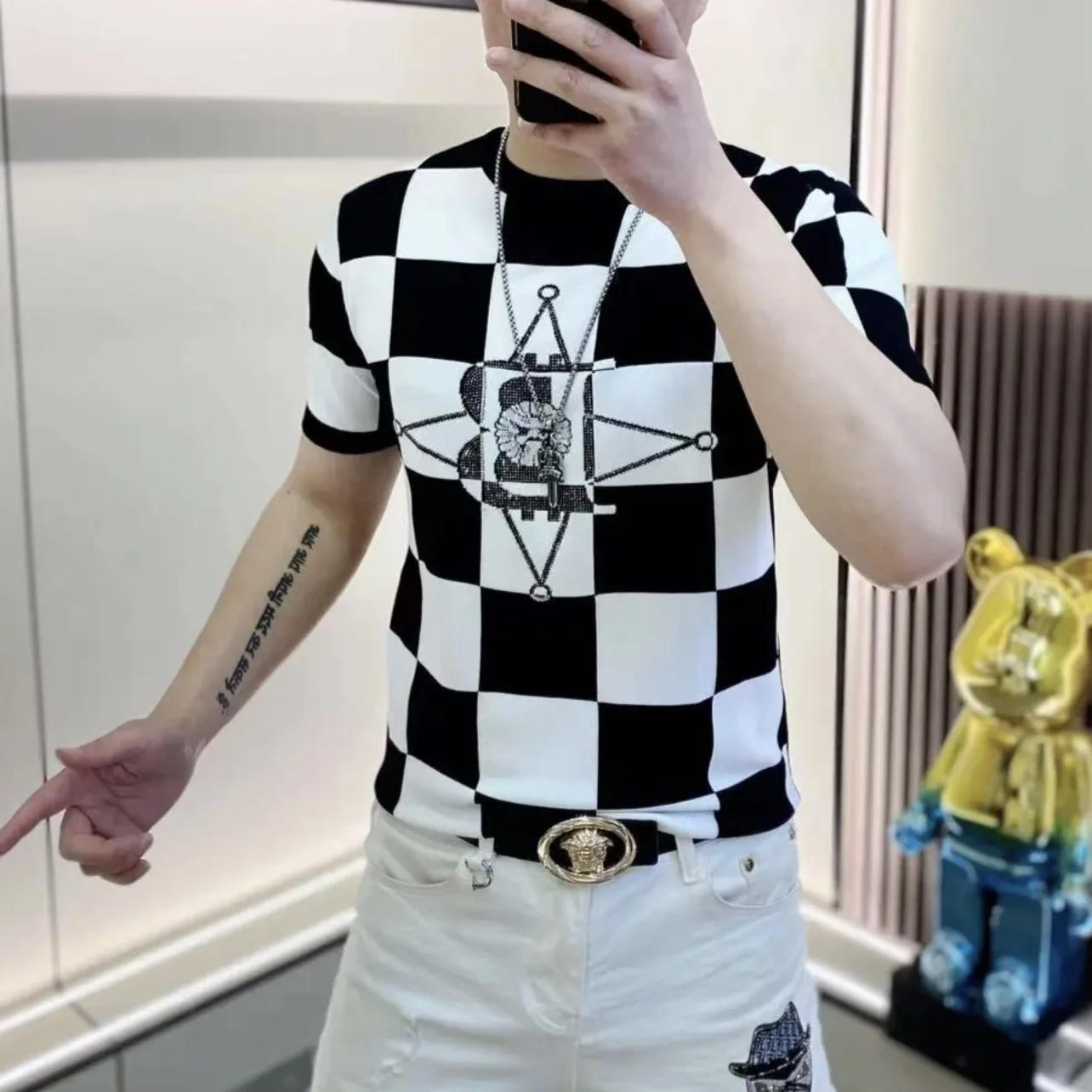 

Мужская трикотажная футболка EurAsian Station 2024, приталенная, из ледяного шелка, Iliete, ort Sve Elastici, с вышивкой, стразами, круглым...