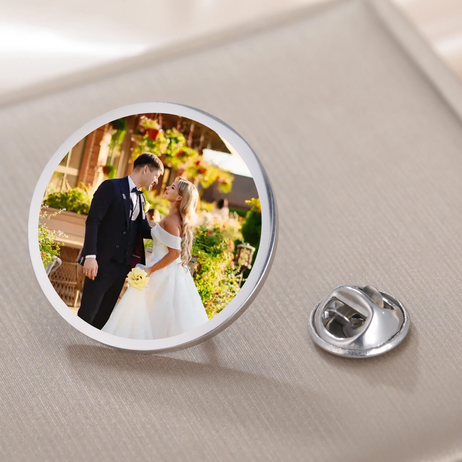 

Круглая брошь с фотографией на заказ, персонализированная булавка с лацканами, красочный принт с логотипом, кулон на память для домашних животных, день рождения, свадьба, рождественские подарки