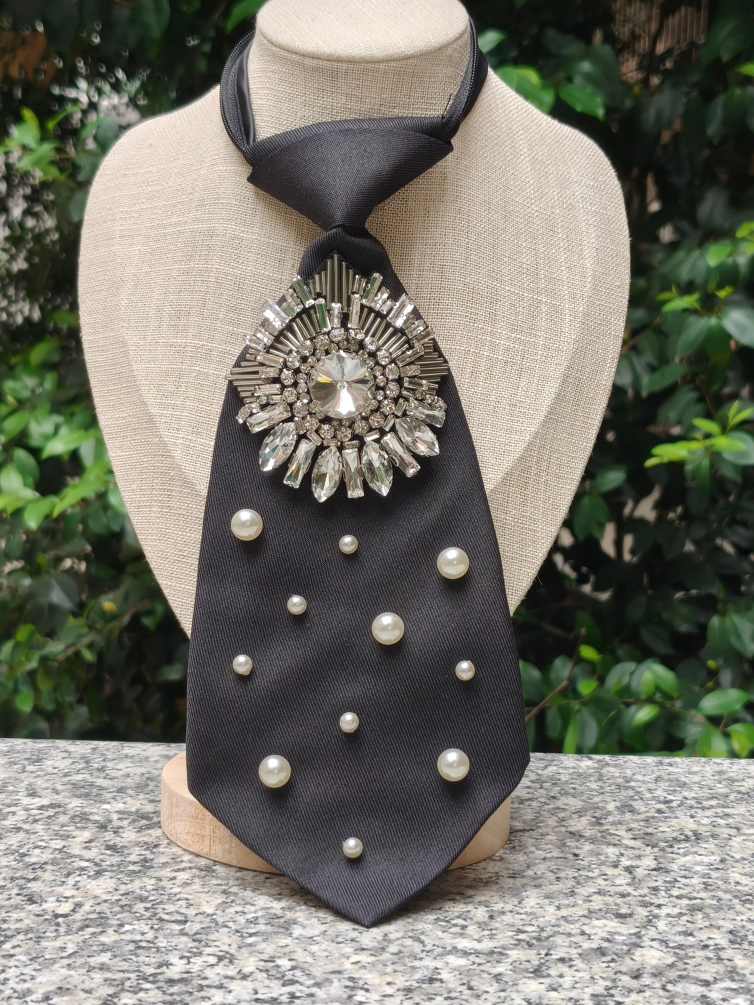 Retro Palace-Style Sunflower Rhinestone Tie with Pearl Embellishments, a Perfect Accessory for Suits and Formal Wear (Suitable for Events Such as the World Cup, Music Festivals, and Independence Day)