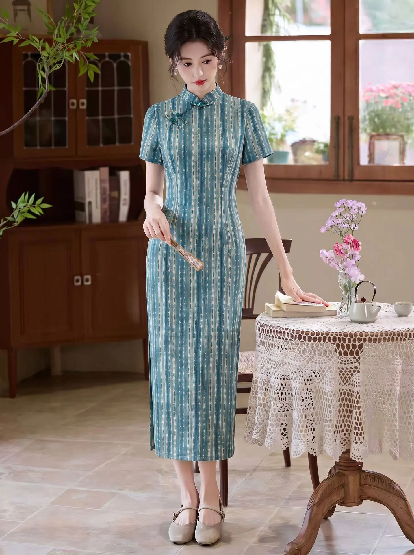 robe-chinoise-a-manches-courtes-rayee-bleue-style-chinois-sexy-ajustee-fendue-col-mandarin-vintage-qipao-pour-femme