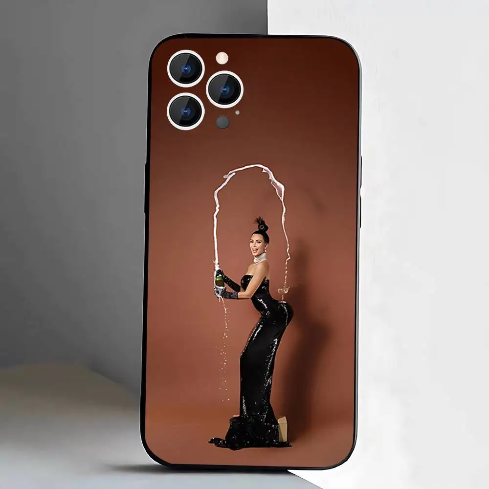 K-Kim K-Kardashians Capa de telefone engraçada para iPhone 17,16,15,14,13,12,11,Pro,XS,Max,XR,Plus,E,SE4,Mini capa macia preta