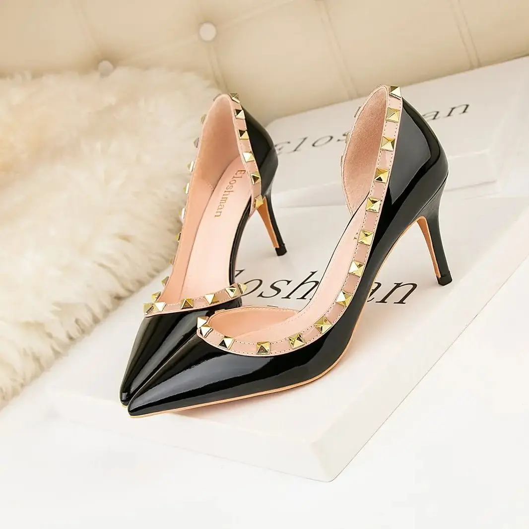 

Весенне-летние новые туфли из лакированной кожи с острым носком и металлическими заклепками и бантом, банкетные женские сандалии большого размера на тонком высоком каблуке