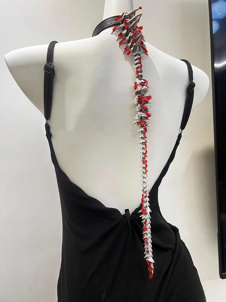 قلادة العمود الفقري التنين الفضي على الطراز القوطي الداكن هي تصميم متخصص لإكسسوارات مجوهرات الكرنفال للرجال والنساء