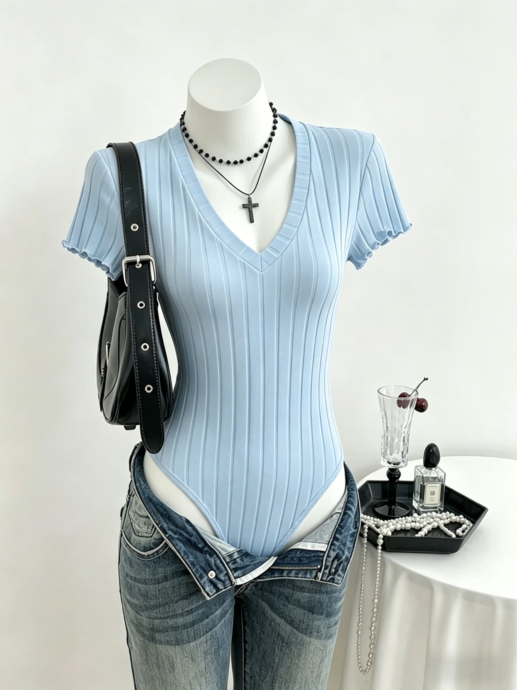 Damen gerippter V-Ausschnitt Kurzarm-Body mit Rüschenärmeln, schmal geschnittener, dehnbarer Strick-Jumpsuit, lässiger Mode-Top für Ausgehzwecke. – Detail 14
