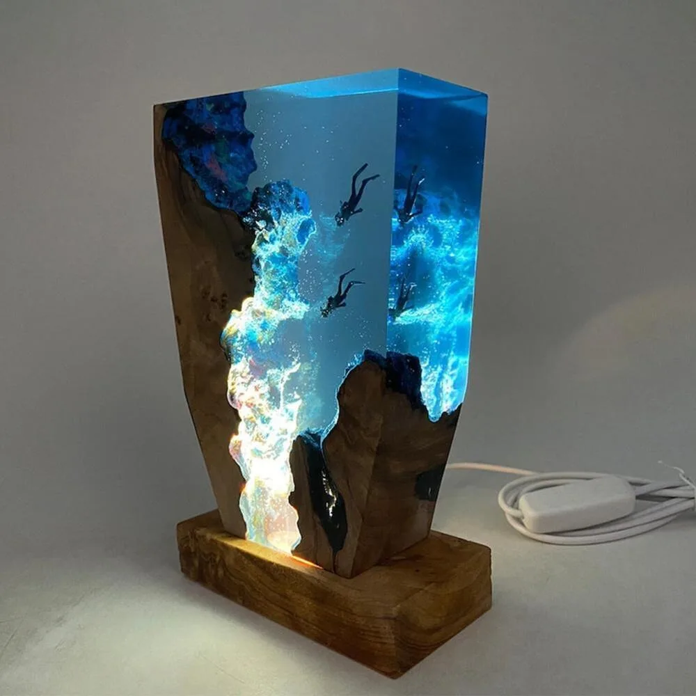 Luz de mesa de resina de mundo del mar de buceo gratis, carga USB, 2 buzos, lámpara de decoración artística, tema de exploración de cuevas de buceo