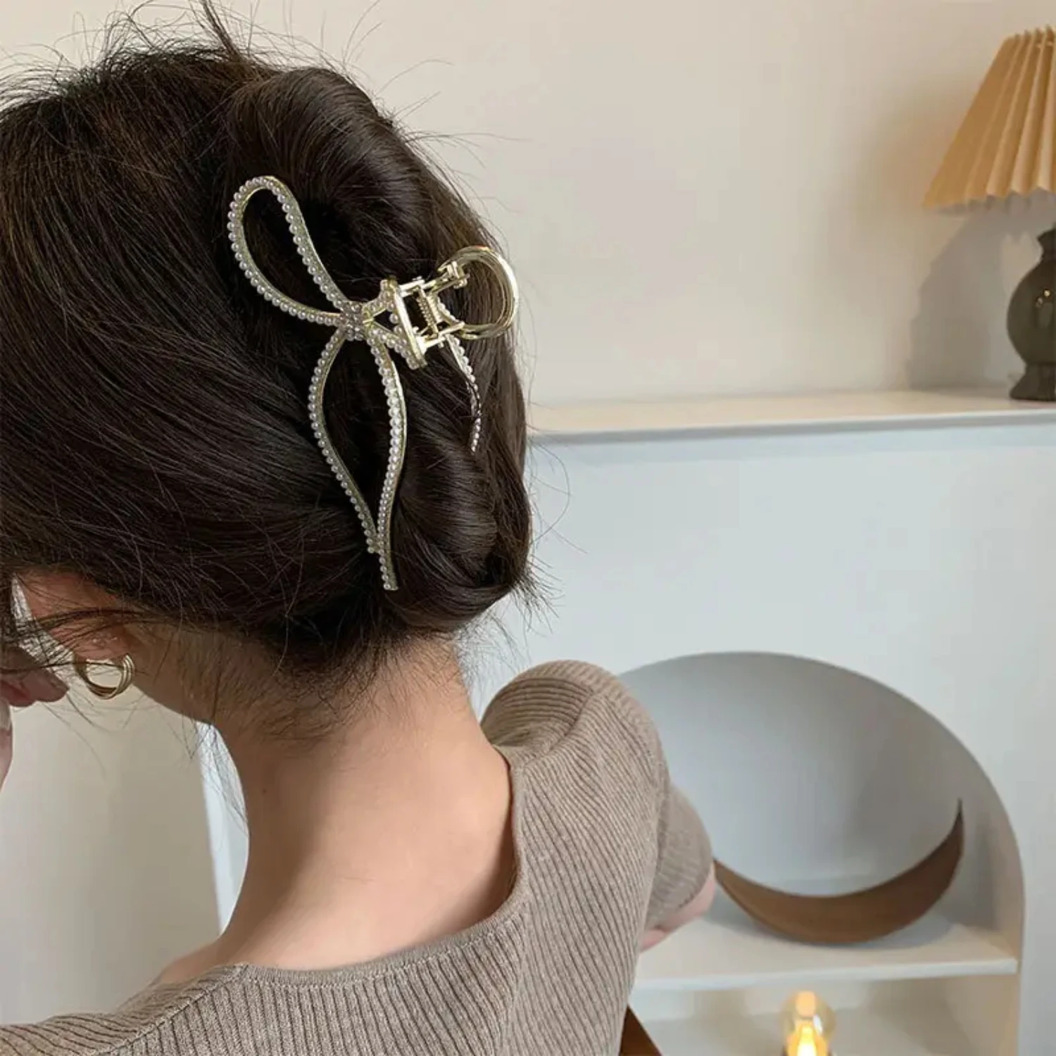 

Elegant Pearl Bow Hairpin Inlaid with Rhinestones, Women's Hair Clip for Stylish and Chic Look